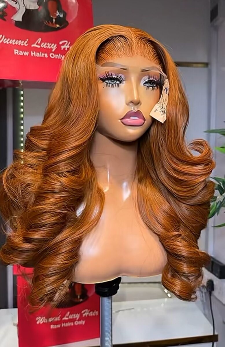 Perruque en cheveux synthétiques