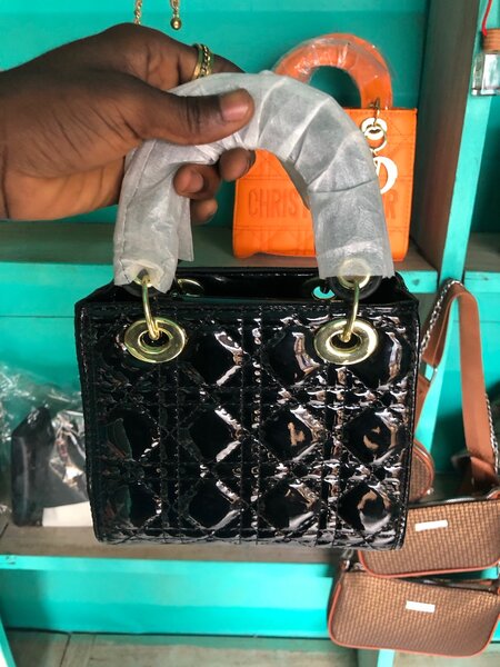 Petit sac à main en cuir noir brillant