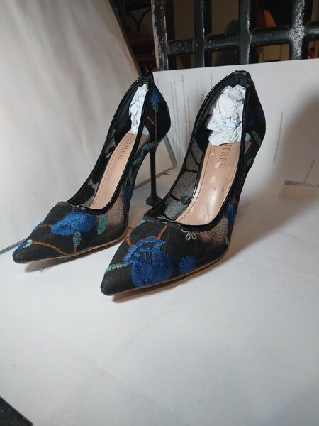 Élégants escarpins à fleurs