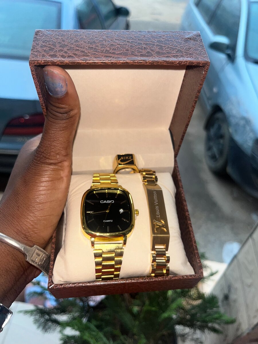 Montre dorée élégante