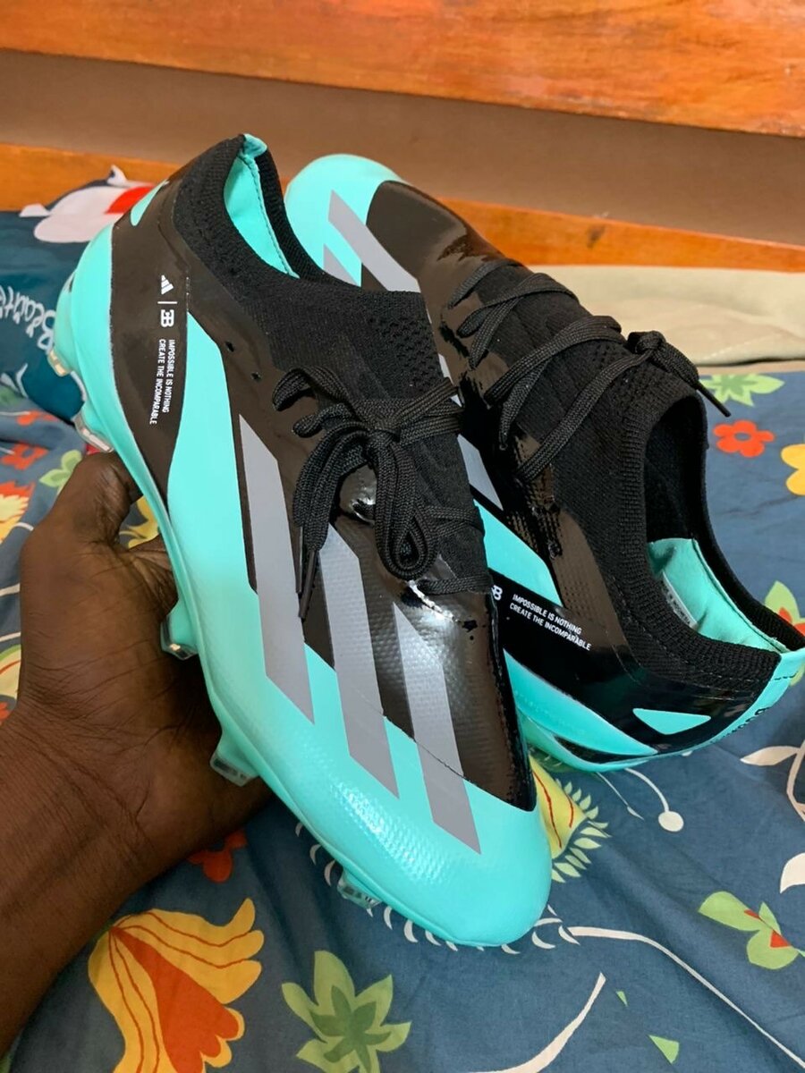 Chaussures de foot disponible à bon prix