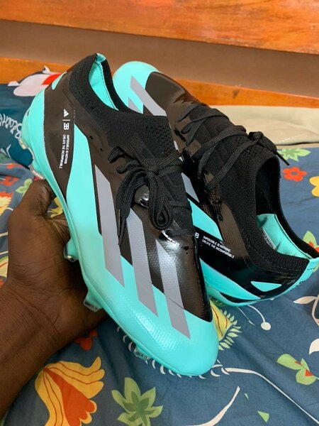 Chaussures de foot disponible à bon prix