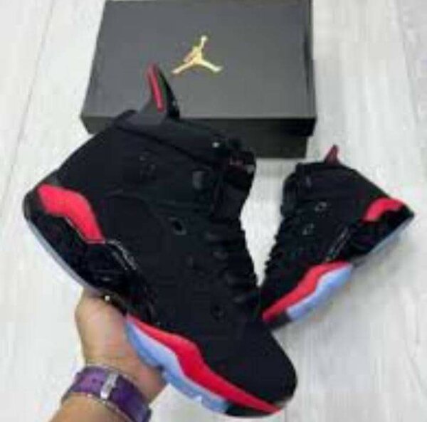 Baskets noires et rouges élégantes