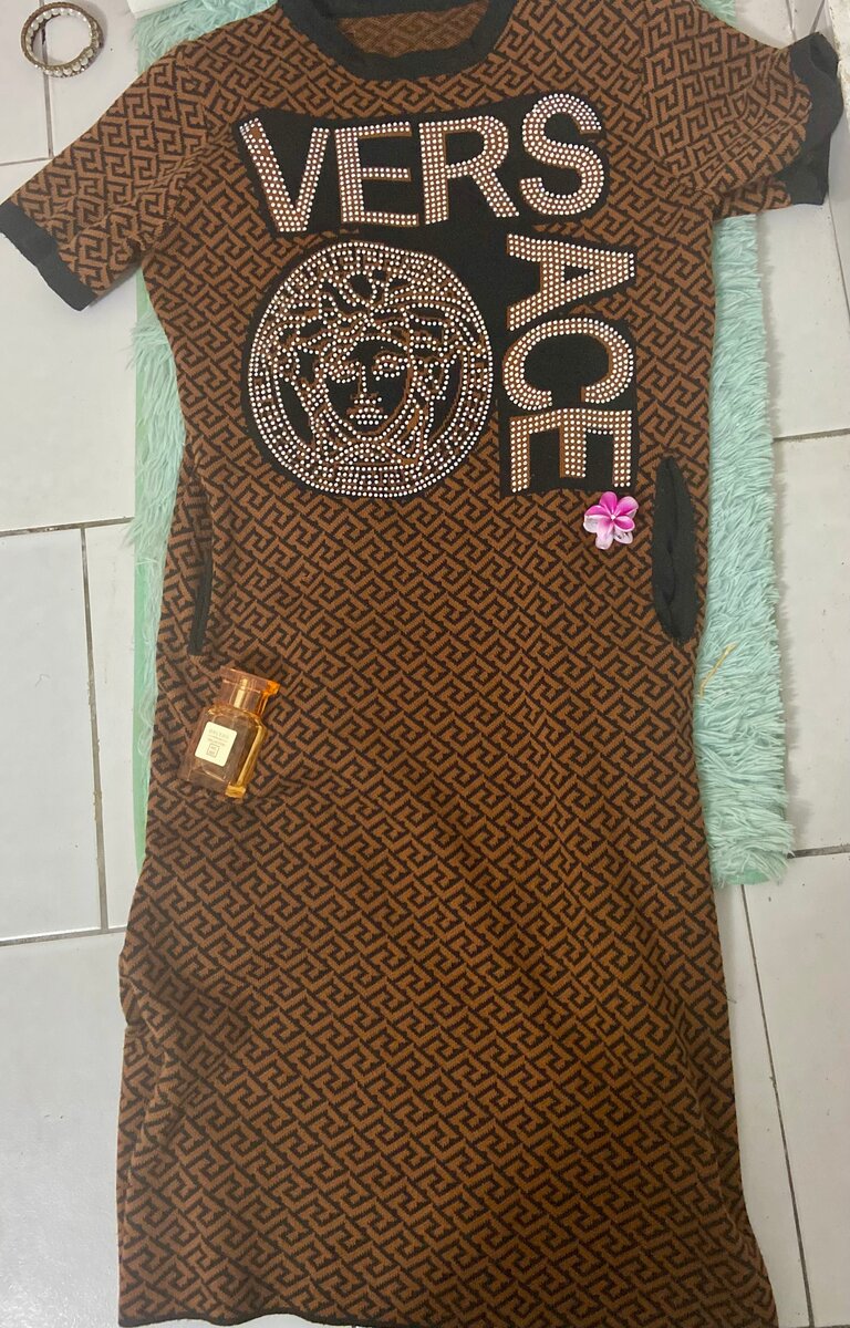 Robe Versace élégante femme