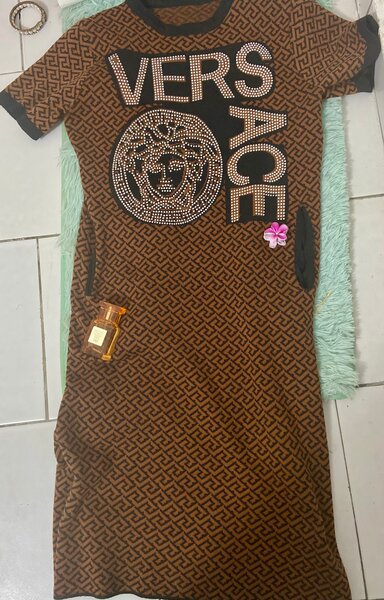 Robe Versace élégante femme