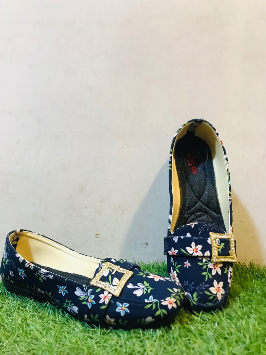 Ladies court shoes