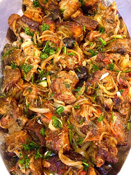 Délicieux plat de viande mijotée