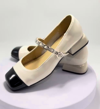 Эти лакированные балетки сочетают в себе роскошь и комфорт, идеально подходя как для повседневной использования, так и для особых случаев. 😍