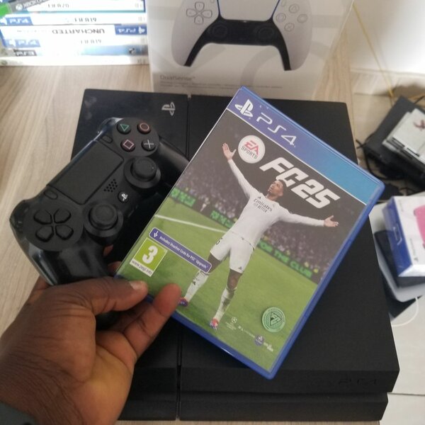 PS4+1MANETTES/1CD FC25