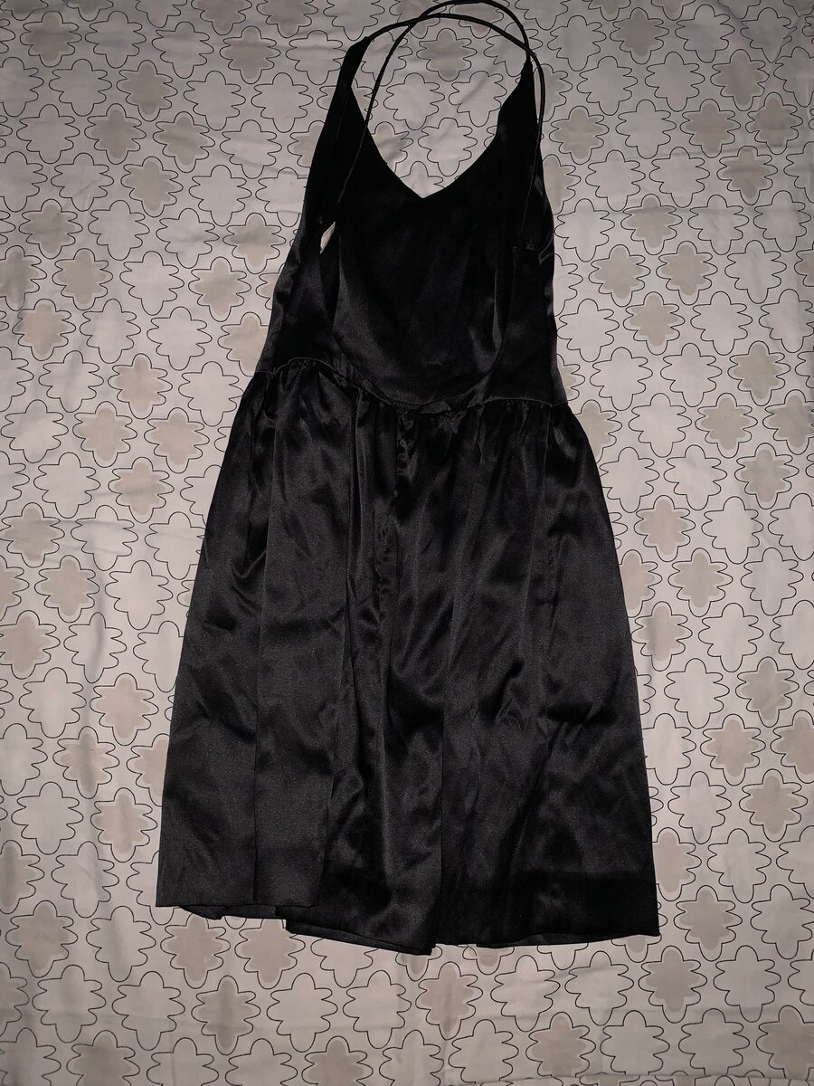 Robe Noire Satinée Élégante