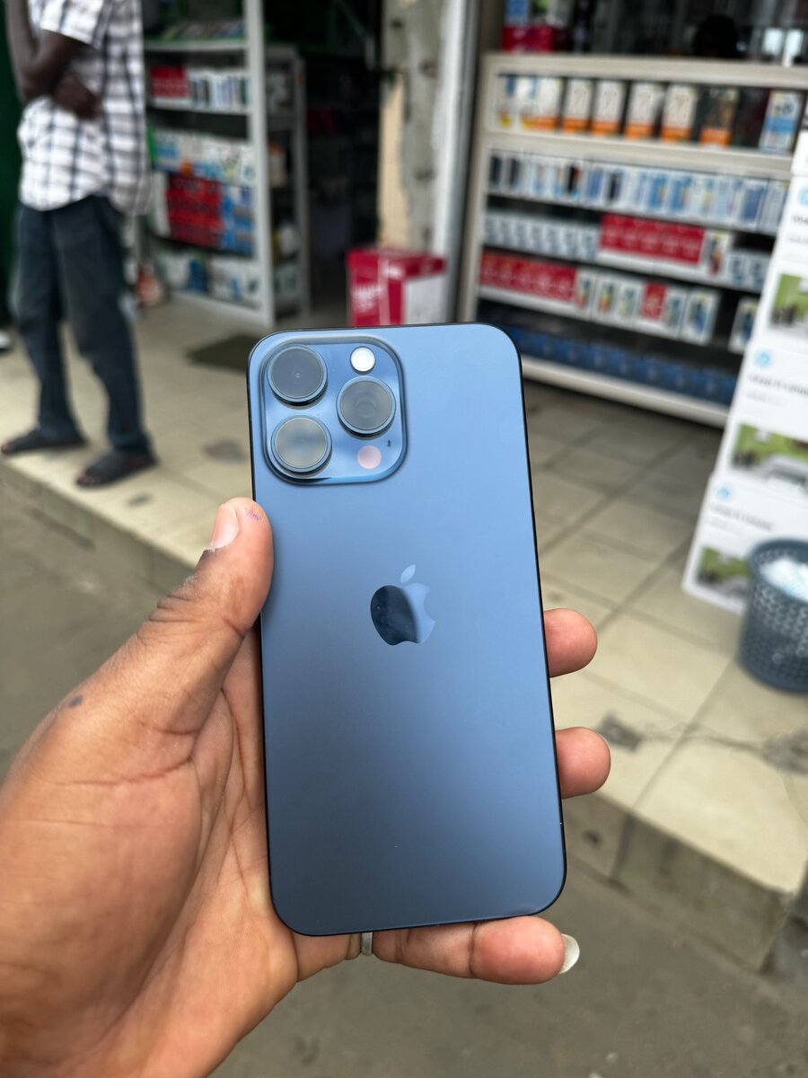 iPhone 15 Pro 128Go quasi neuf