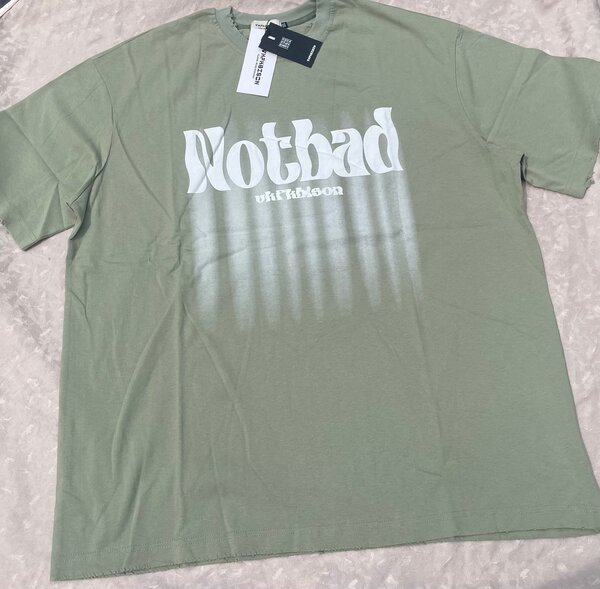 T-shirt graphique moderne