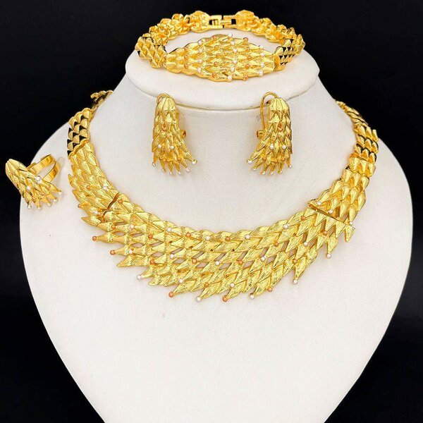 Parure de bijoux dorés