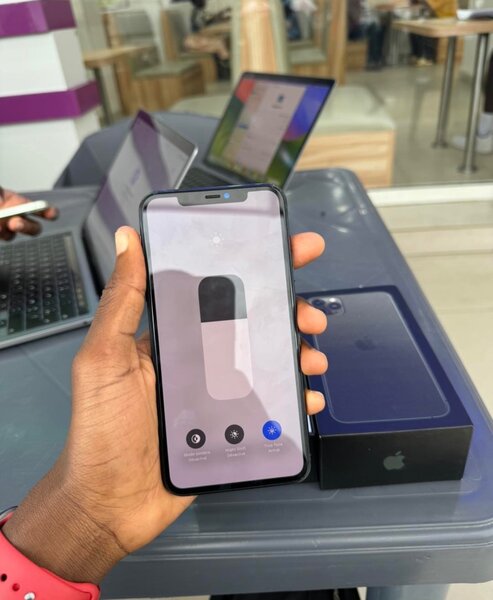 iPhone 11 Pro Max Casi neuf