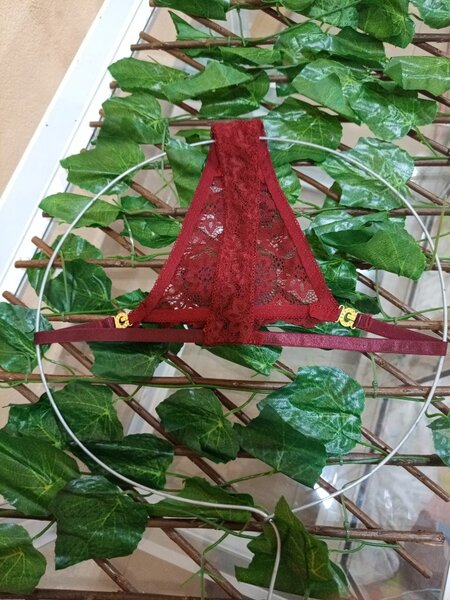 String en dentelle bordeaux
