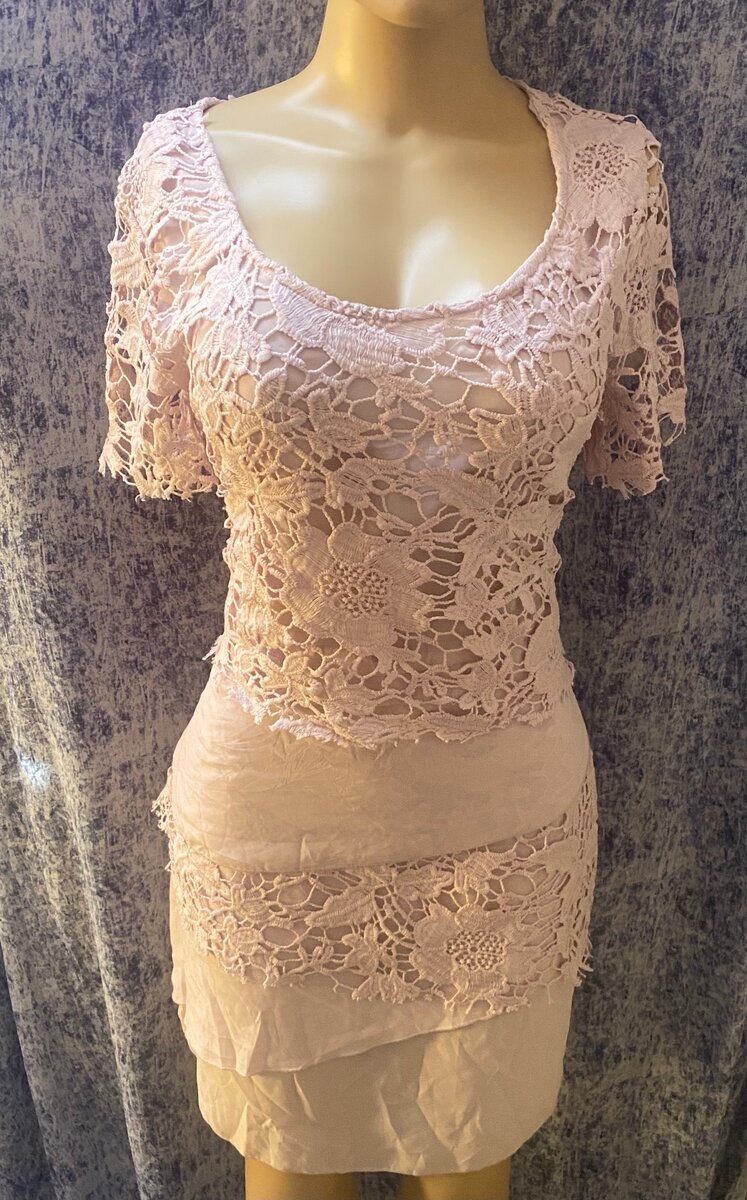 Robe dentelle rose élégante