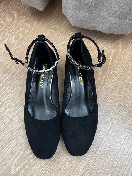 Женские туфли в черном цвете