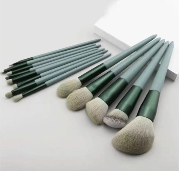 13 Pinceaux maquillage