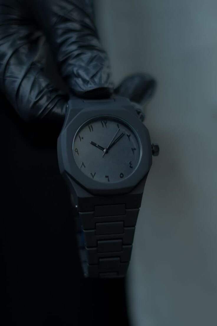 Montre noire minimaliste