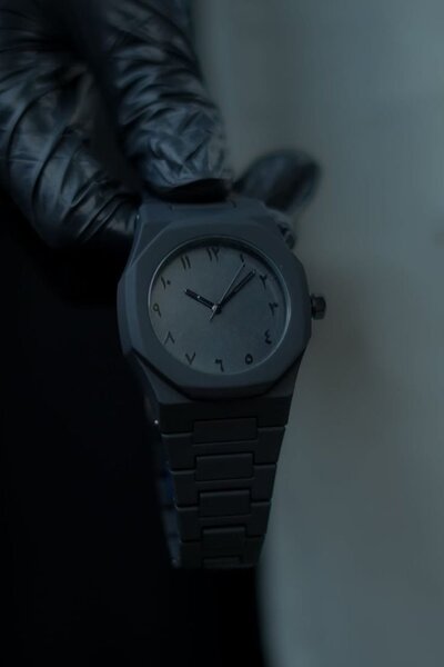 Montre noire minimaliste
