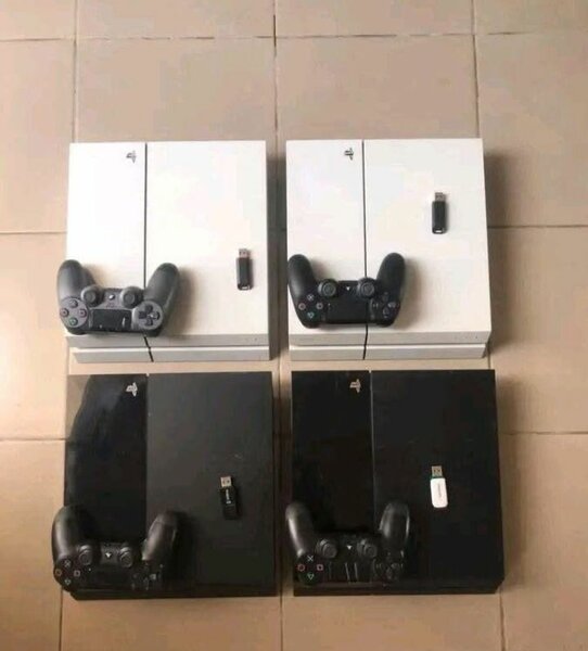 Console de jeu PS4 avec manettes