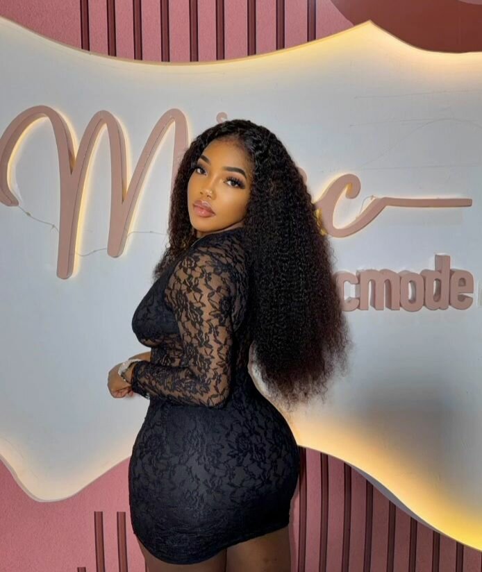 Robe moulante en dentelle