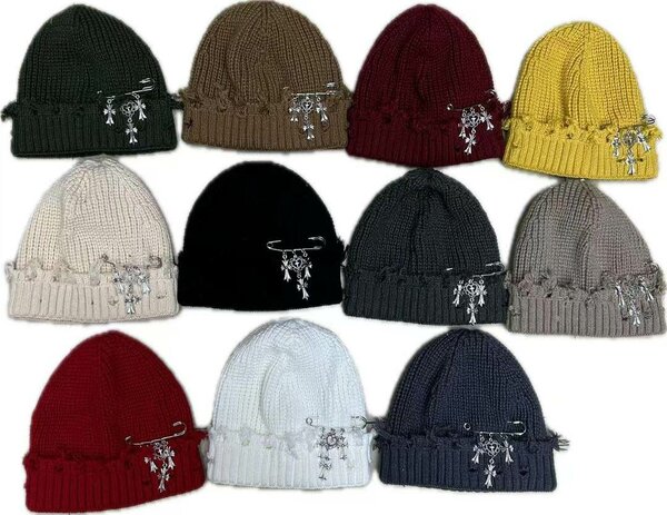 Bonnets en tricot avec pin's