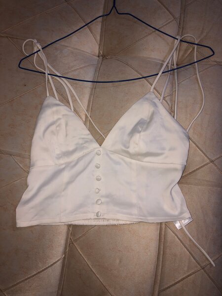 Top crop blanc avec boutons
