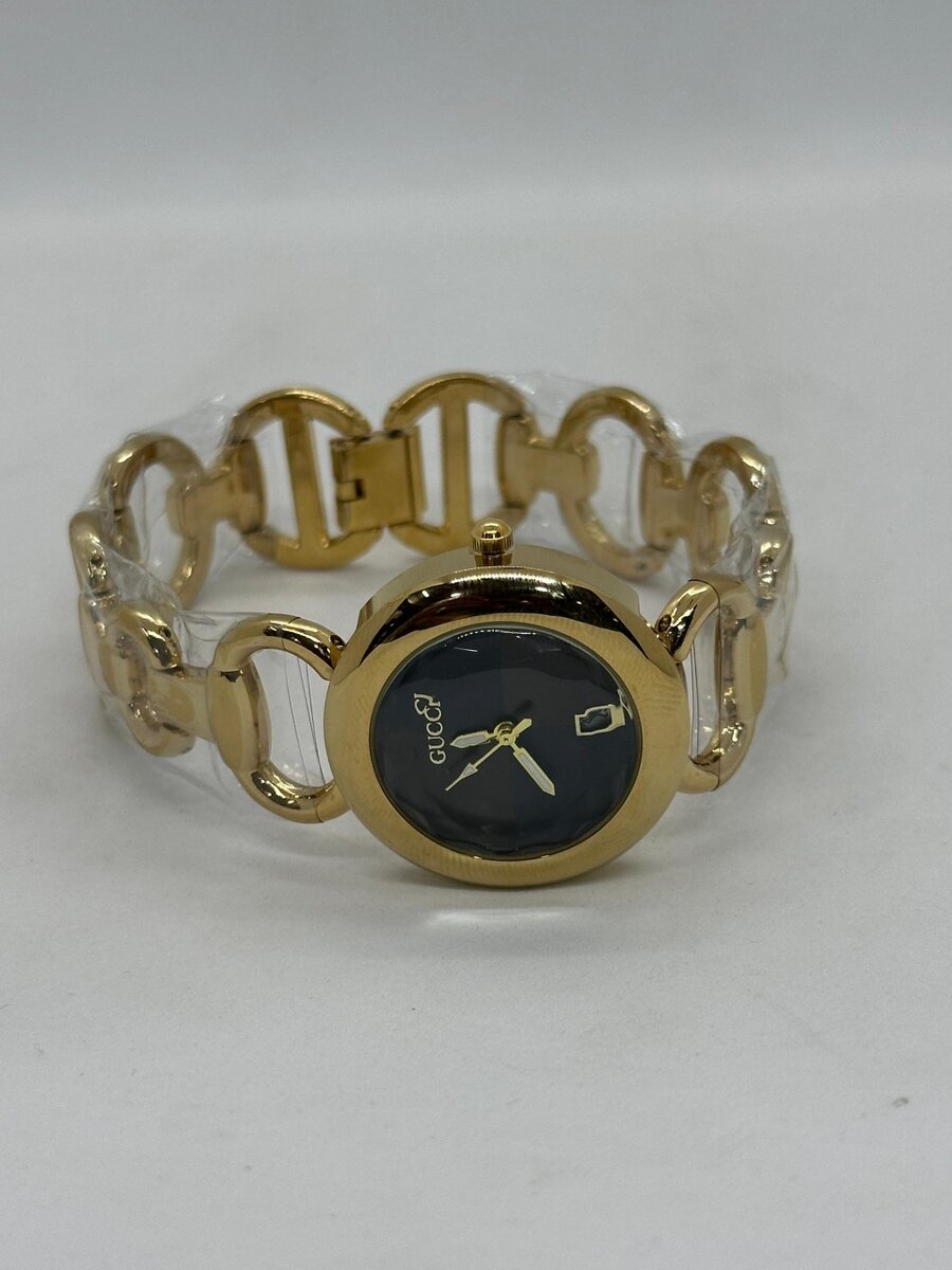 Montre femme élégante dorée