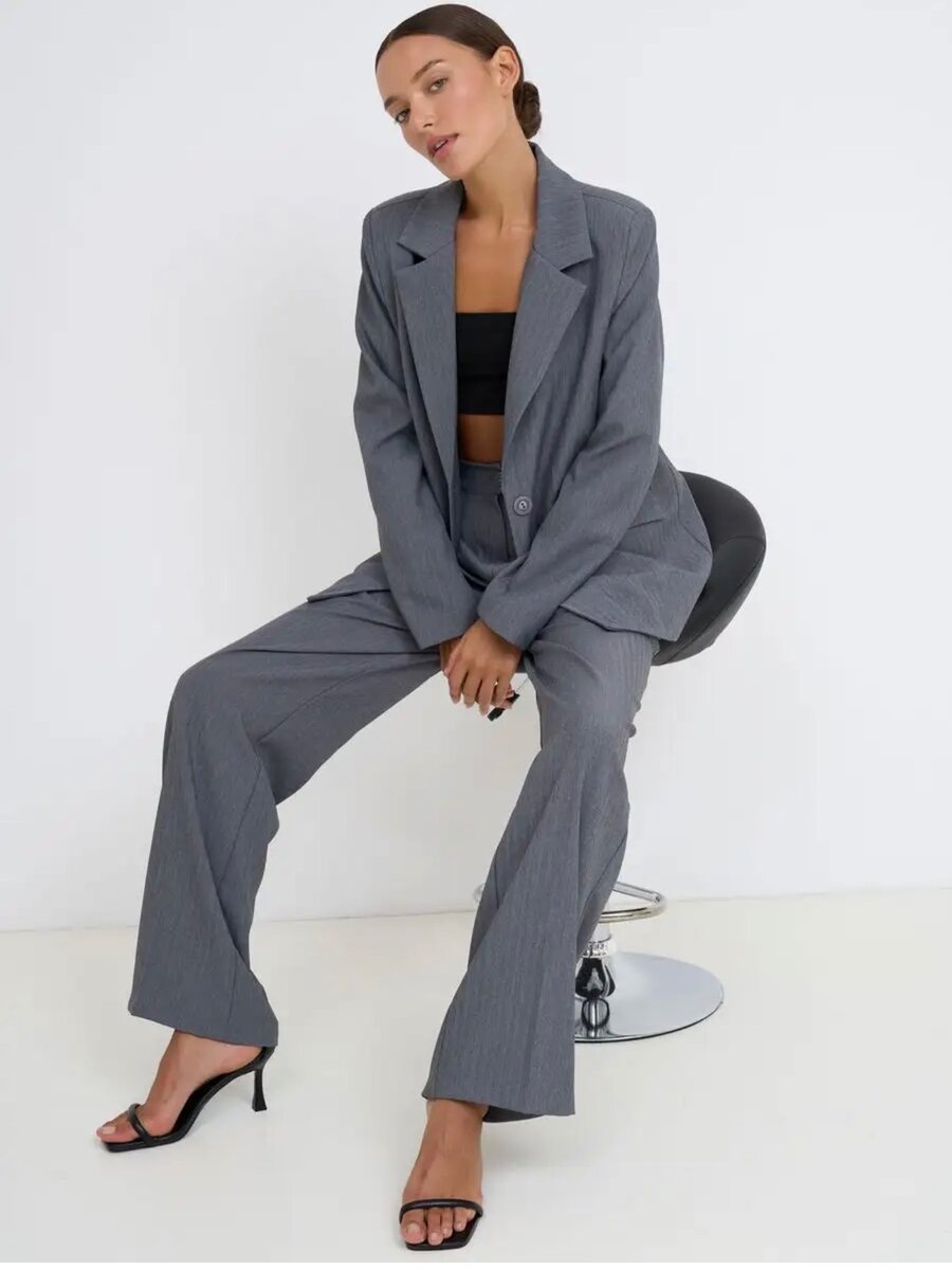 Женские классические костюмы