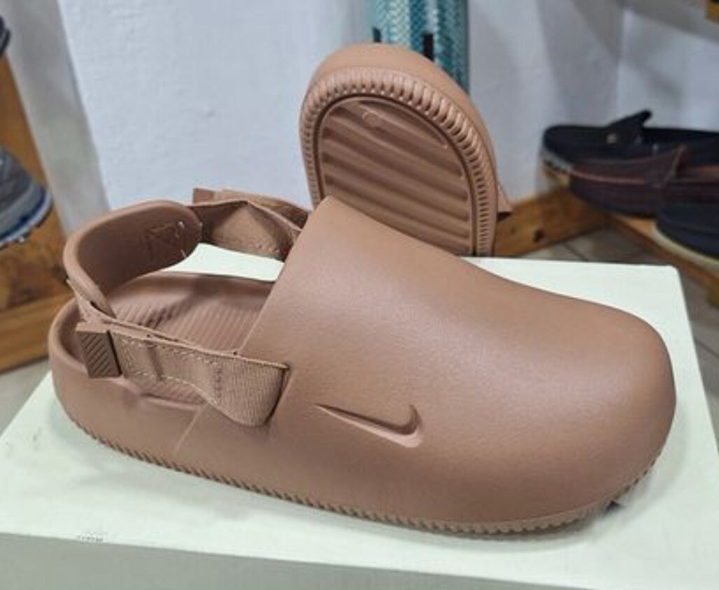 Calm sandals and slides