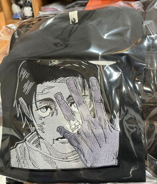 T-shirt noir brodé manga