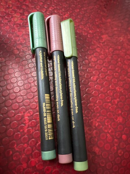 Vibrant Metallic Markers Set