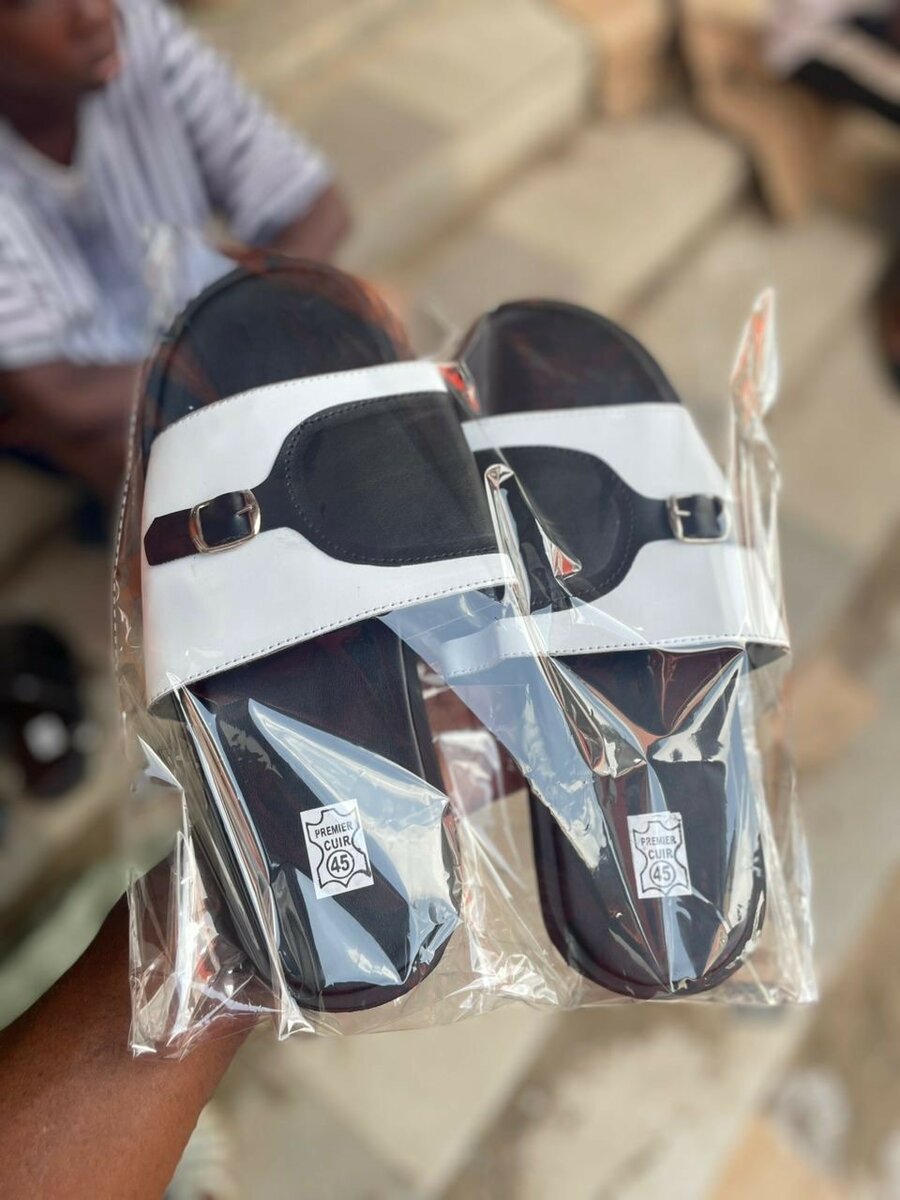 Sandales noires et blanches