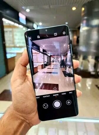 Smartphone moderne avec triple caméra