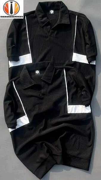 Polo noir à bandes blanches