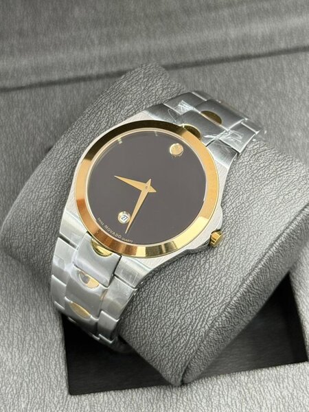 Montre élégante en métal doré