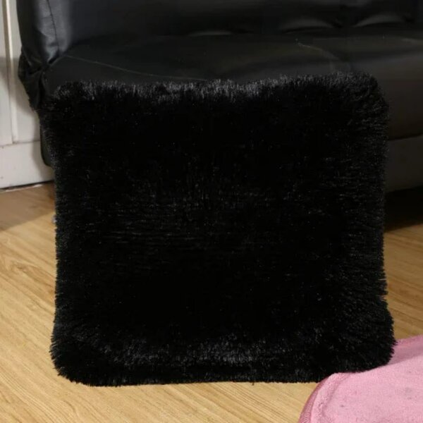 Coussin doux noir pelucheux