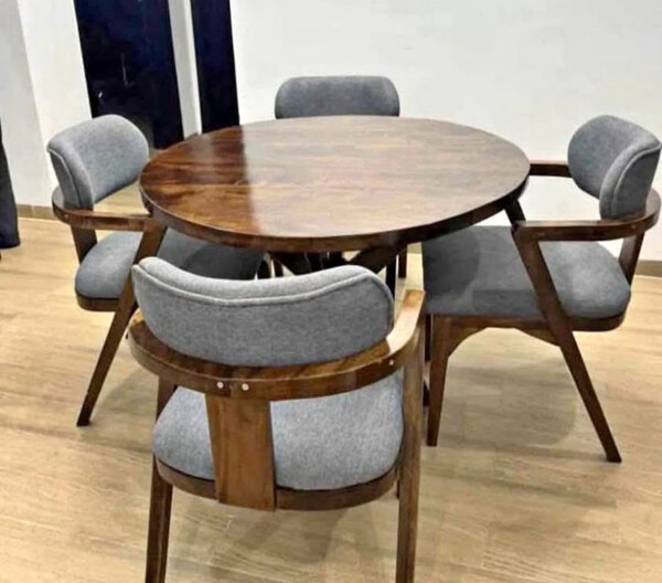 Table ronde en bois avec chaises