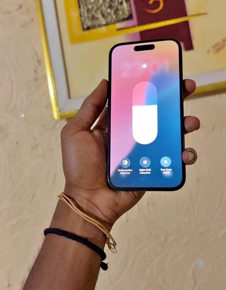 iPhone 16 simple noir