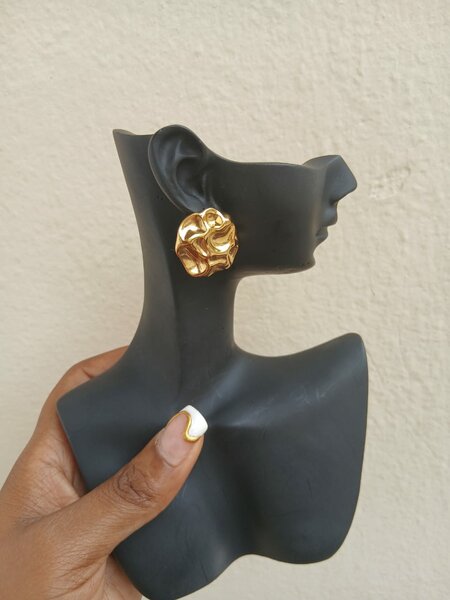 Boucles d'oreilles dorées élégantes