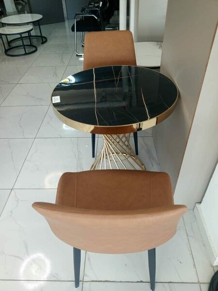 Table moderne Acrylique dorée & 2 chaises rembourrée