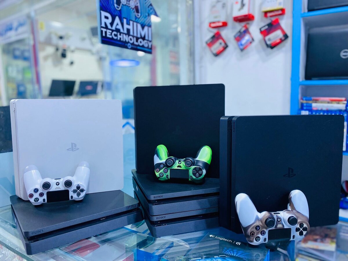 Console PlayStation avec manettes