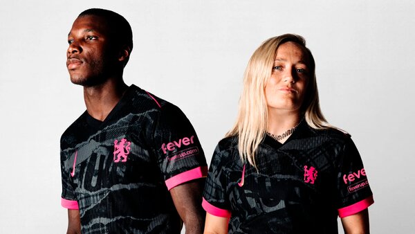 Maillot de football noir et rose