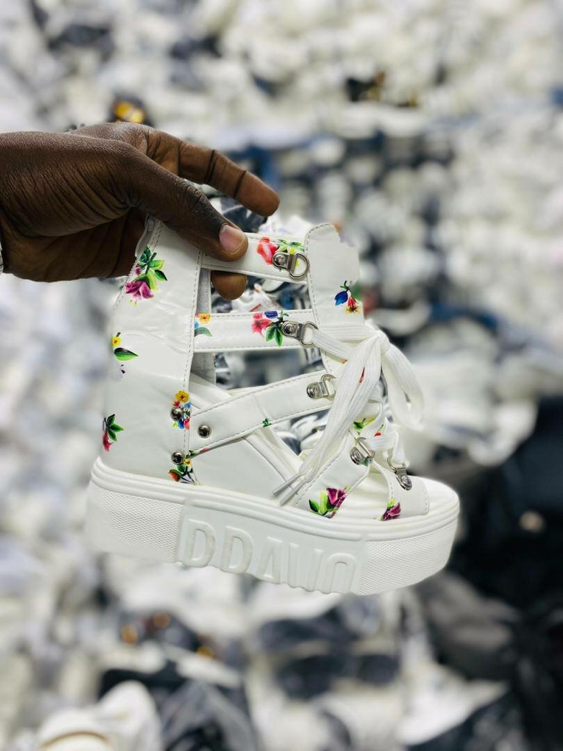 Sandales compensées florales