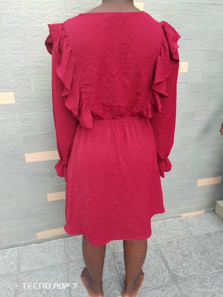 Robe rouge élégante à volants