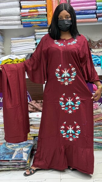 Robe brodé élégant femme