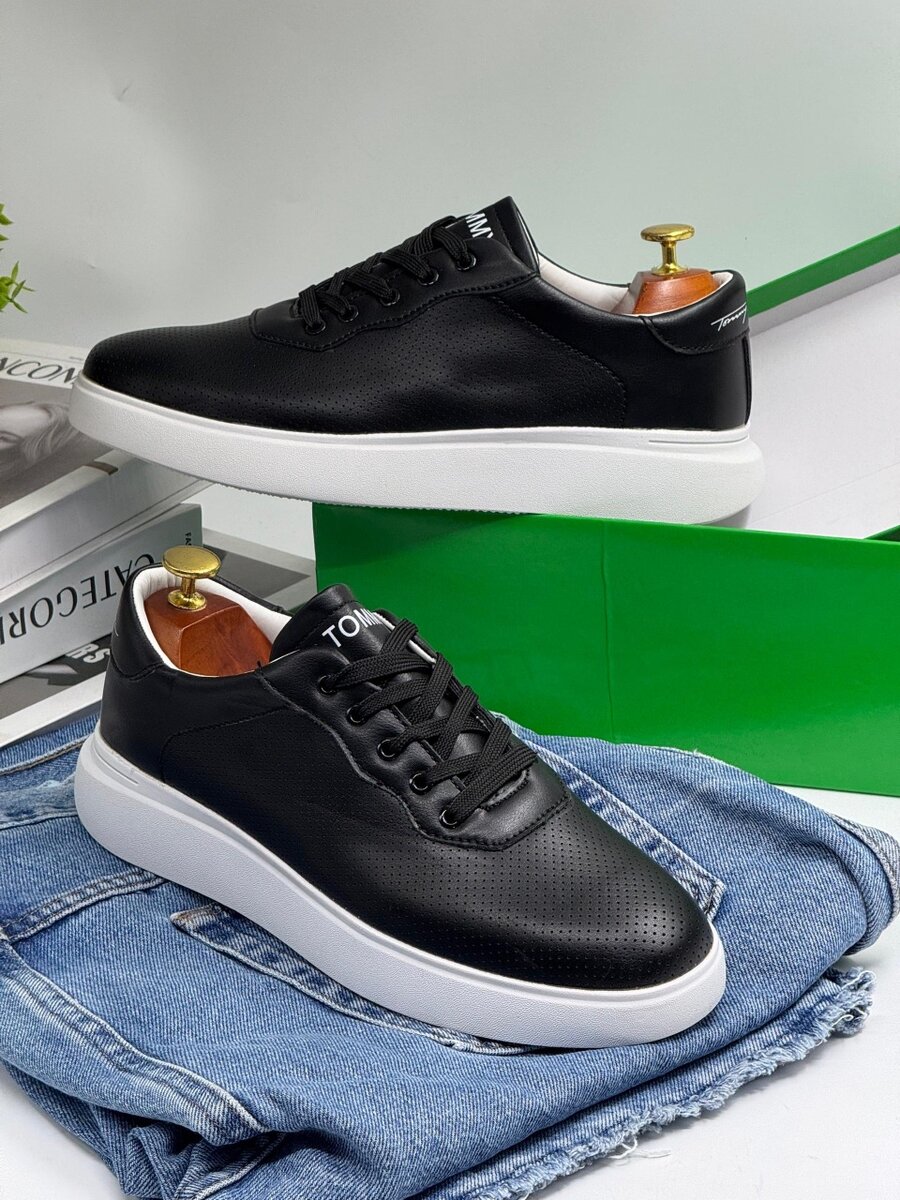 TOMMY HILFIGER BLACK AND WHITE