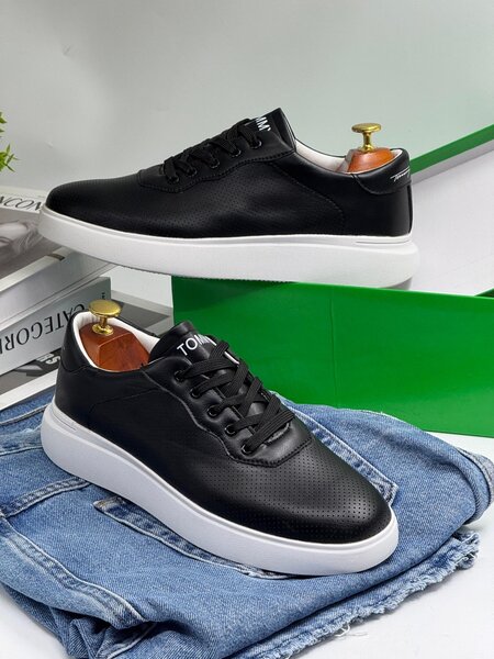 TOMMY HILFIGER BLACK AND WHITE