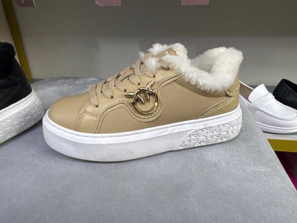 Женские кроссовки